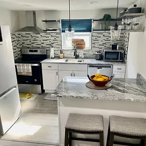 Cozy 1br Apt In -10 Min To Ewr Airport & 30 Min To Nyc , Elizabeth United States
